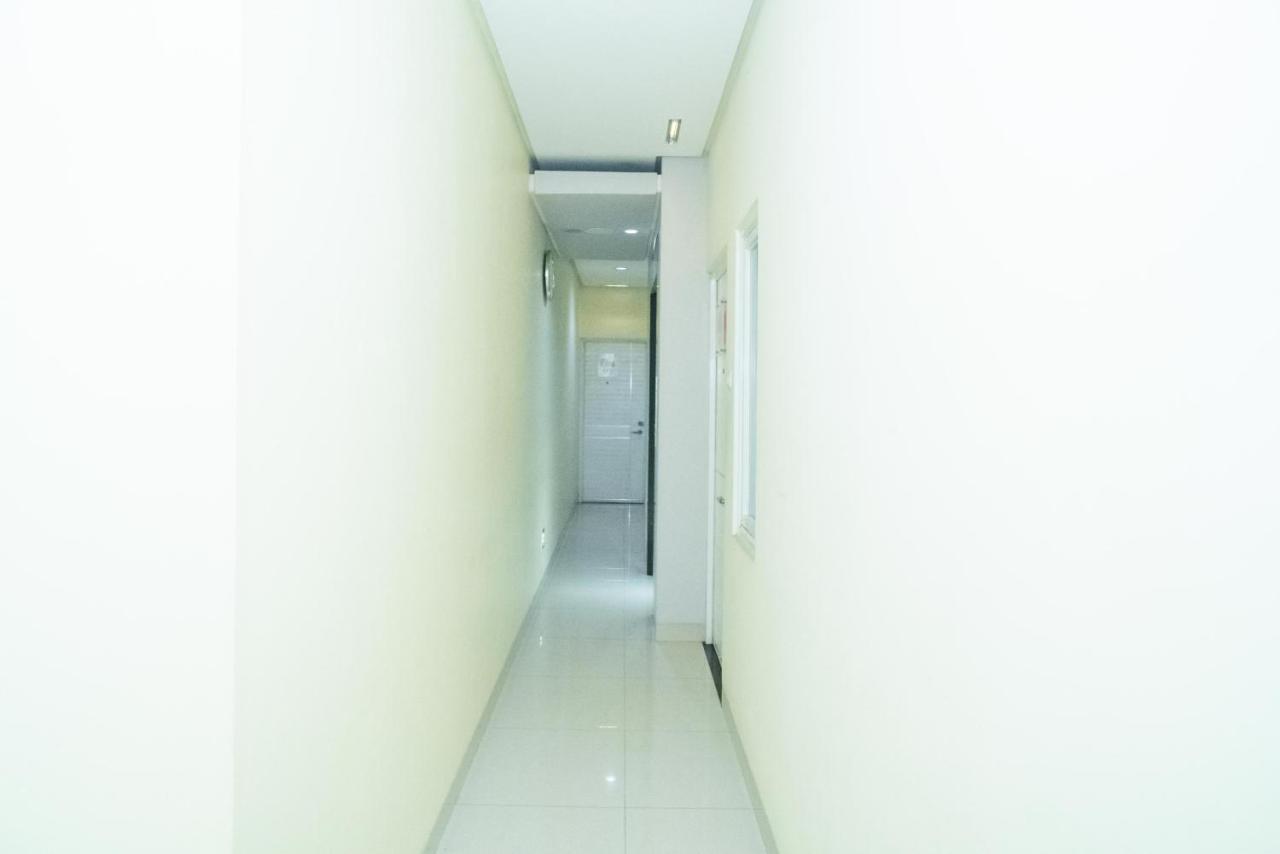 Reddoorz At Tirta Mansion Paramount Gading Cicayur Exterior foto